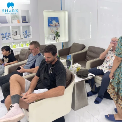 Khách hàng đến Nha Khoa Shark