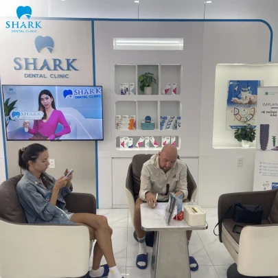 Khách hàng đến Nha Khoa Shark
