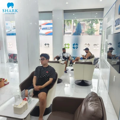 Khách hàng đến Nha Khoa Shark