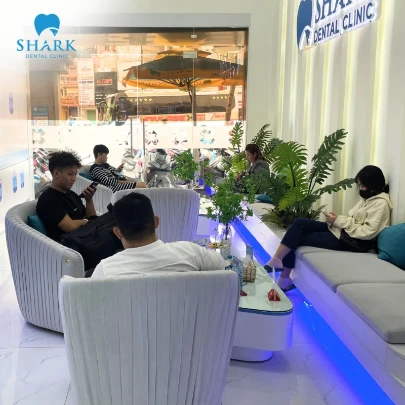 Khách hàng đến Nha Khoa Shark