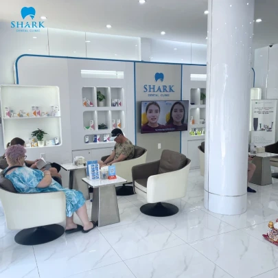 Khách hàng đến Nha Khoa Shark