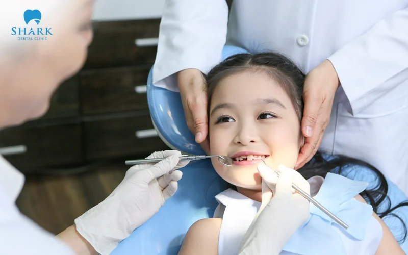 Top 5 loại kẹo chống sâu răng cho trẻ an toàn, hiệu quả 15 Bác sĩ thăm khám cho trẻ