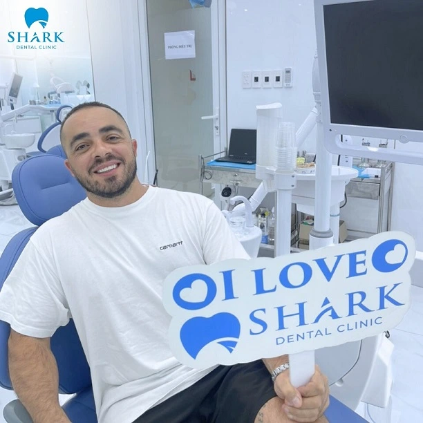 Khách hàng thăm khám tại Nha khoa Shark