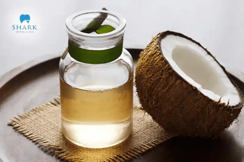 Súc miệng bằng dầu dừa để có một hàm răng trắng sáng 
