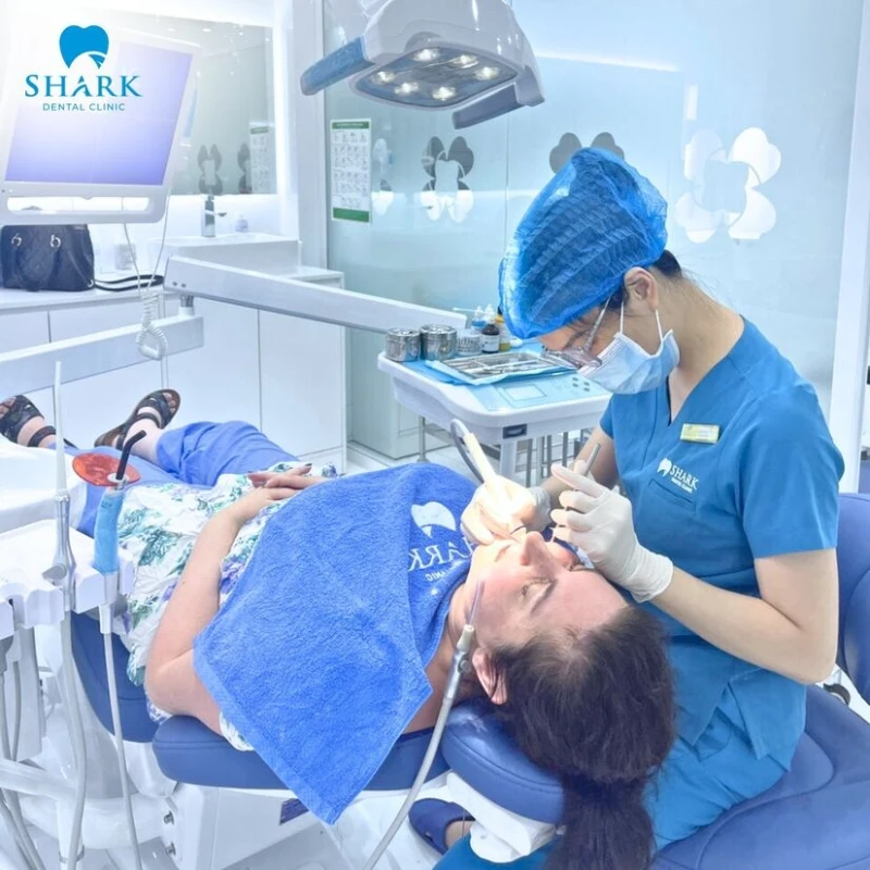 Bác sĩ tại nha khoa Shark lấy tủy răng