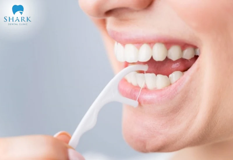 Dùng chỉ nha khoa làm sạch mảng bám