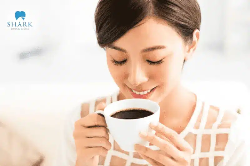 Sử dụng nhiều thực phẩm sẫm màu khiến cho miếng trám răng bị đổi màu