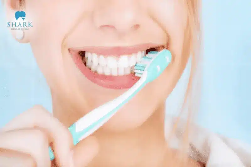 Đánh răng giúp làm sạch các thức ăn thừa bám trên răng