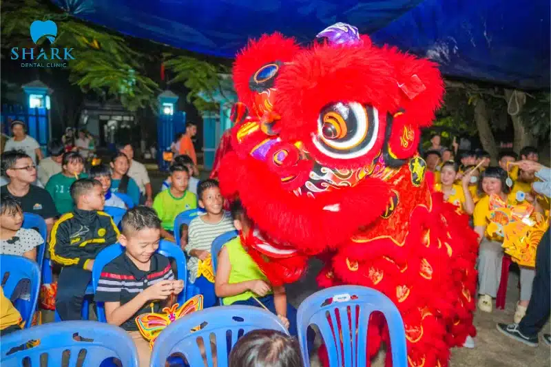 Những nụ cười trọn vẹn, những ánh mắt hy vọng của các em bé vui trung thu