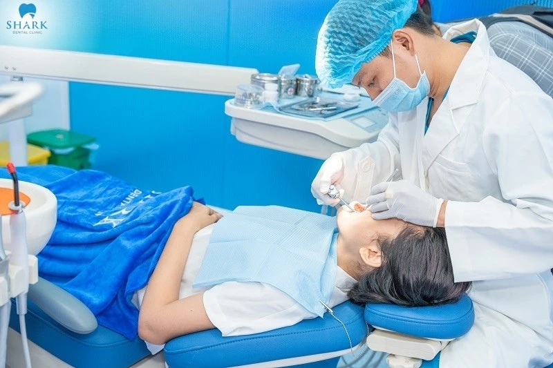Toàn bộ quá trình nhổ răng sữa tại Nha Khoa Shark hoàn toàn đảm bảo an toàn, vô trùng trong mọi khâu thực hiện