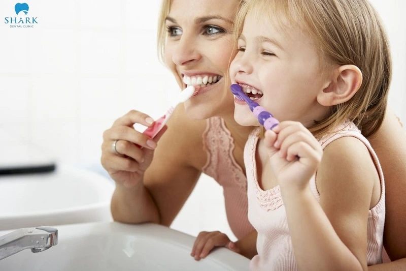 Bố mẹ nên hướng dẫn bé sử dụng bàn chải lông mềm, chải răng nhẹ nhàng để loại bỏ mảng bám hiệu quả, đồng thời tránh chạm vào vị trí răng vừa nhổ