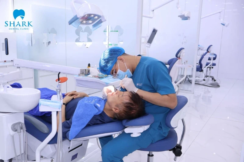 Giải đáp: Nước súc miệng lấy cao răng có hiệu quả không? 7 Bác sĩ thực hiện lấy cao răng