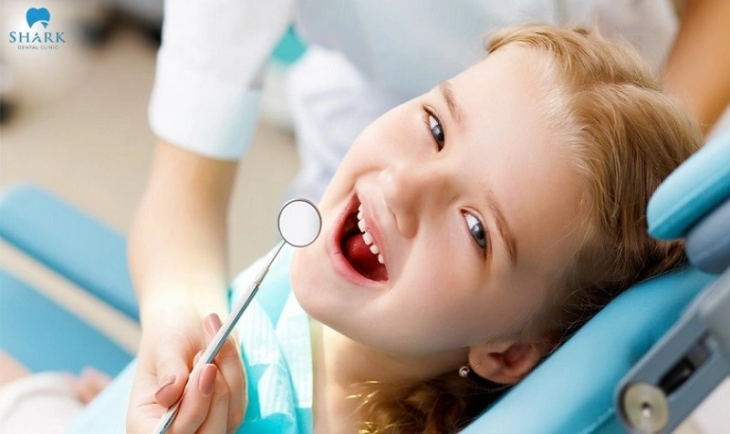 Tại sao răng trẻ bị trắng đục? Cách để xử lý hiệu quả 7 Để khắc phục tình trạng răng trắng đục, bố mẹ cần đưa trẻ đến nha khoa để được thăm khám, tìm ra cách xử lý phù hợp