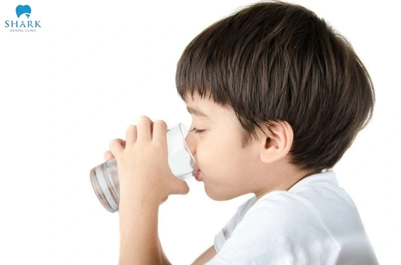 Tại sao răng trẻ bị trắng đục? Cách để xử lý hiệu quả 9 Kiểm soát nguồn nước uống hàng ngày cũng là một trong những cách phòng ngừa răng trắng đục ở trẻ