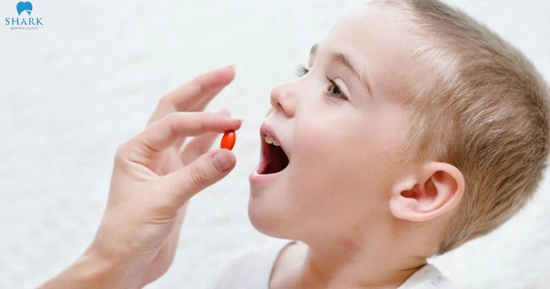 Sâu răng trẻ em: Dấu hiệu sâu răng và cách trị sâu răng trẻ em 15 Cho trẻ uống thuốc trị sâu răng