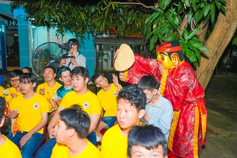 Nha khoa Shark tưng bừng tổ chức Trung thu cho các bé “Trao nụ cười - Trao yêu thương 2025” 10 Trung thu hạnh phúc và đáng nhớ đối với các em bé