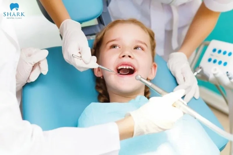 Trẻ bị sâu răng ăn vào tủy: Nguyên nhân, dấu hiệu và quy trình điều trị 9 Bác sĩ thăm khám cho trẻ bị sâu răng ăn vào tủy