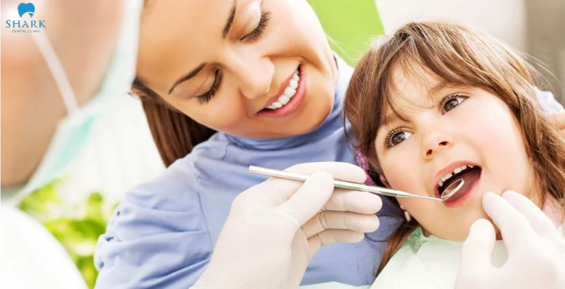 Trẻ bị sâu răng ăn vào tủy: Nguyên nhân, dấu hiệu và quy trình điều trị 11 Đưa trẻ đến thăm khám nha khoa định kỳ