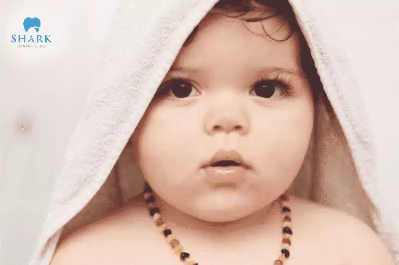 Trẻ mấy tháng mọc răng? Thứ tự mọc răng và dấu hiệu mọc răng của trẻ 23 Chưa có khoa học nào chứng minh vòng hổ phách có khả năng làm giảm đau