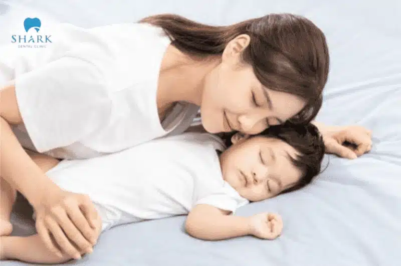 Trẻ mấy tháng mọc răng? Thứ tự mọc răng và dấu hiệu mọc răng của trẻ 21 Vỗ về, ôm ấp bé lúc ngủ để bé cảm thấy an toàn, dễ chịu khi mọc răng