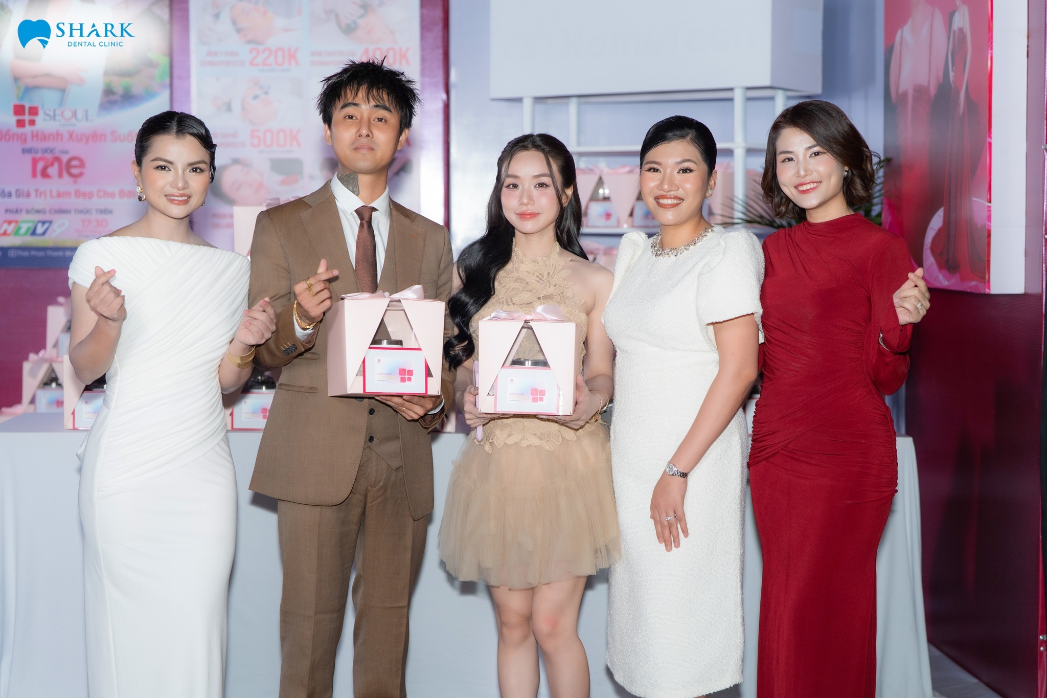 Miss Nguyễn Thị Liễu Vy(thứ 2 từ phải qua) chụp ảnh cùng khách mời trong sự kiện họp báo “Điều Ước Của Mẹ”