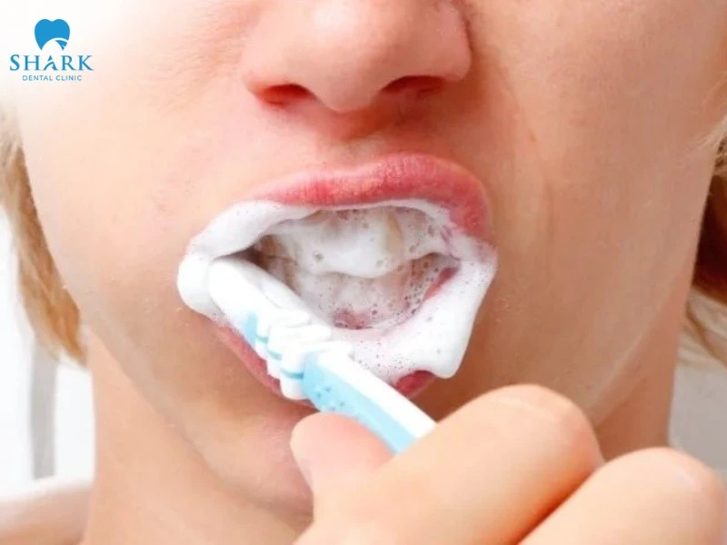 TOP 10 cách làm thơm miệng giúp bạn tự tin cả ngày dài 12 Đánh răng hai lần mỗi ngày để loại bỏ mảng bám và làm thơm miệng hiệu quả