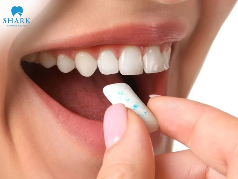 TOP 10 cách làm thơm miệng giúp bạn tự tin cả ngày dài 17 Nhai kẹo cao su là cách được nhiều người sử dụng để trị hôi miệng