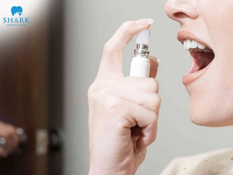 TOP 10 cách làm thơm miệng giúp bạn tự tin cả ngày dài 18 Xịt thơm miệng là vật bất ly thân cho những ai thường xuyên giao tiếp