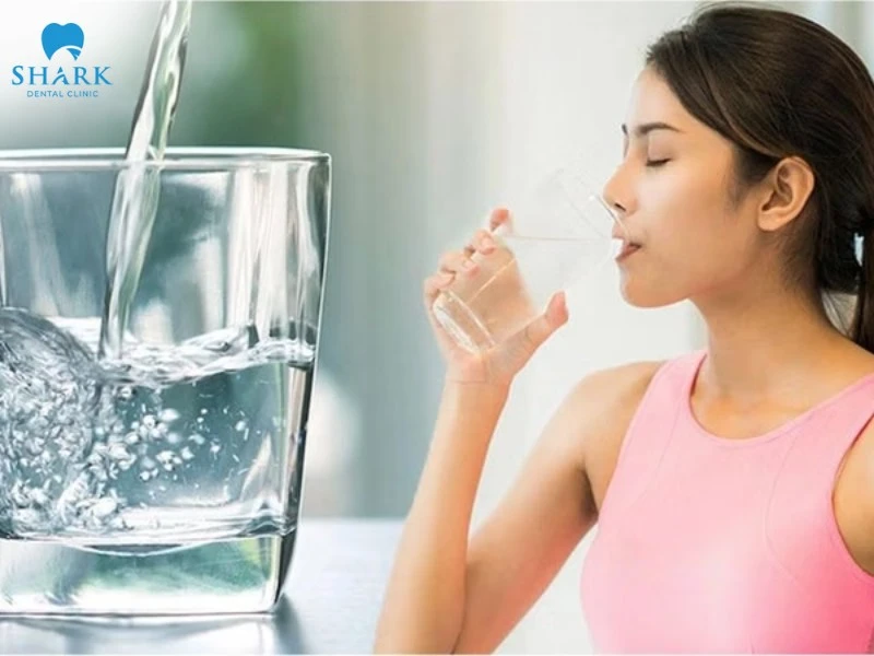 TOP 10 cách làm thơm miệng giúp bạn tự tin cả ngày dài 19 Uống đủ 2 lít nước mỗi để hạn chế tình trang gây khô miệng