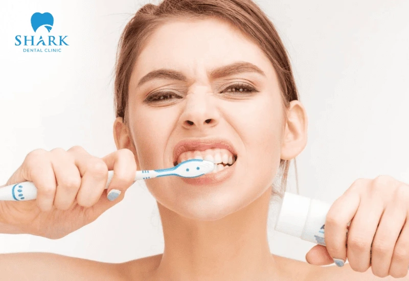 Chữa tụt lợi giá bao nhiêu tiền? Giá điều trị lợi tháng 11/2025 10 Đánh răng quá mạnh có thể gây tổn thương mô nướu