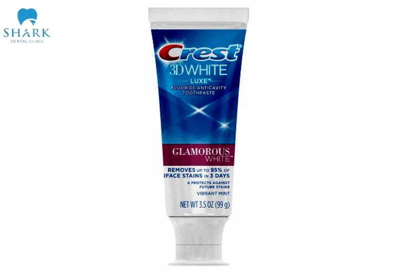 Crest 3D White Glamorous White giúp mang lại hàm răng trắng sáng