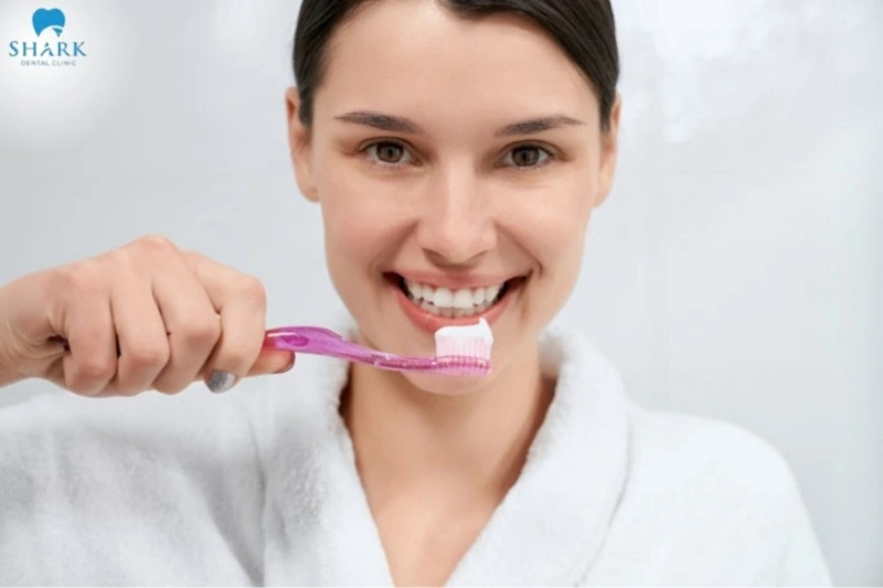 Các mô mềm sau khi nhổ răng còn khá nhạy cảm, do đó bạn cần đánh răng một cách nhẹ nhàng với bàn chải lông mềm