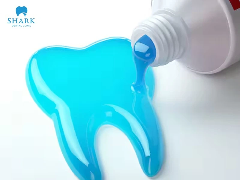 Lạm dụng kem đánh răng có chứa Fluor là nguyên nhân phổ biến gây ra tình trạng răng nhiễm Fluor