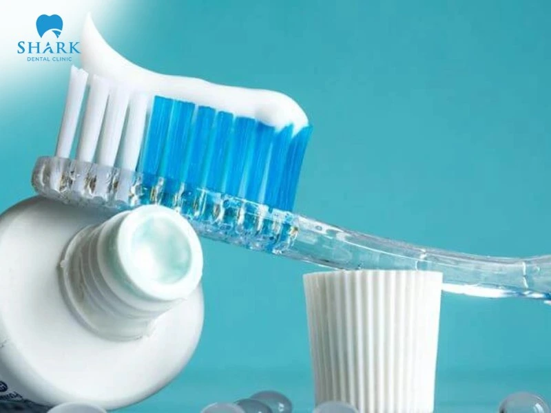 Sử dụng kem đánh răng có hàm lượng Fluor phù hợp giúp phòng ngừa răng nhiễm Fluor hiệu quả