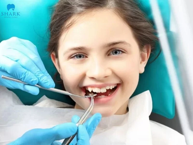 Trẻ 8 tuổi chưa thay răng sữa thì mẹ cần làm gì? 6 Trẻ hơn 8 tuổi chưa thay răng sữa cần thăm khám bác sĩ để xử lý kịp thời