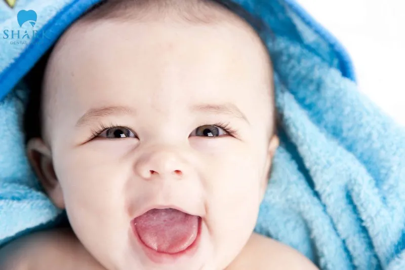 trẻ sơ sinh hay lè lưỡi và nhai miệng