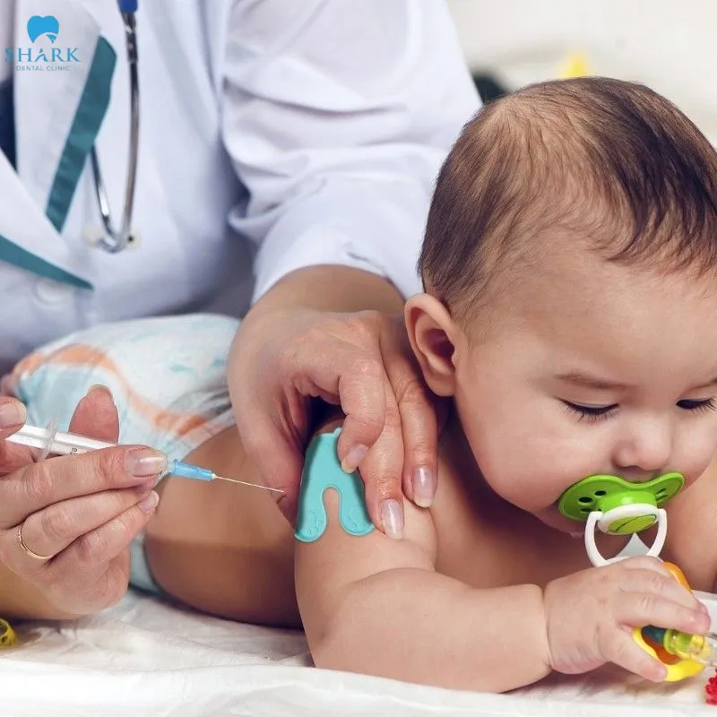 Trẻ sốt mọc răng có nên tắm