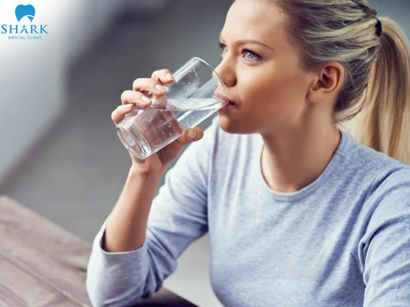 Nước sẽ giúp làm ướt xương cá, khiến chúng trở nên trơn hơn và dễ dàng trôi xuống dạ dày