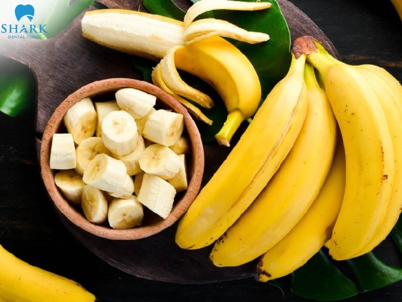 Ăn chuối chín là cách chữa hóc xương cá được nhiều người áp dụng
