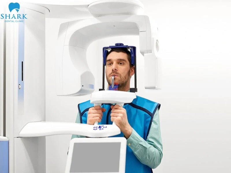 Tháo bỏ tất cả các vật dụng bằng kim loại trước khi chụp Panorama và giữ đúng tư thế