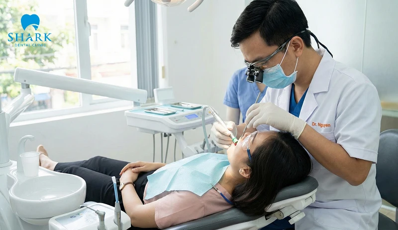 Hình ảnh bác sĩ đang thực hiện thao tác đánh bóng răng