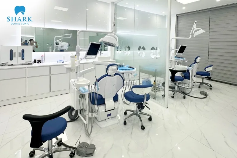 thăm khám nhổ răng khôn với hệ thống máy móc hiện đại tại Nha khoa Shark