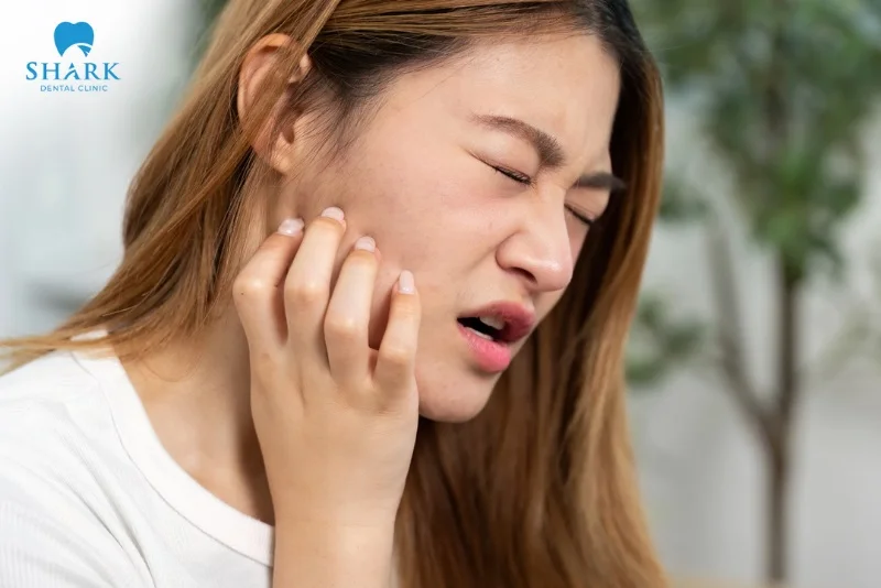 mọc răng khôn hàm dưới đây đau vùng góc hàm