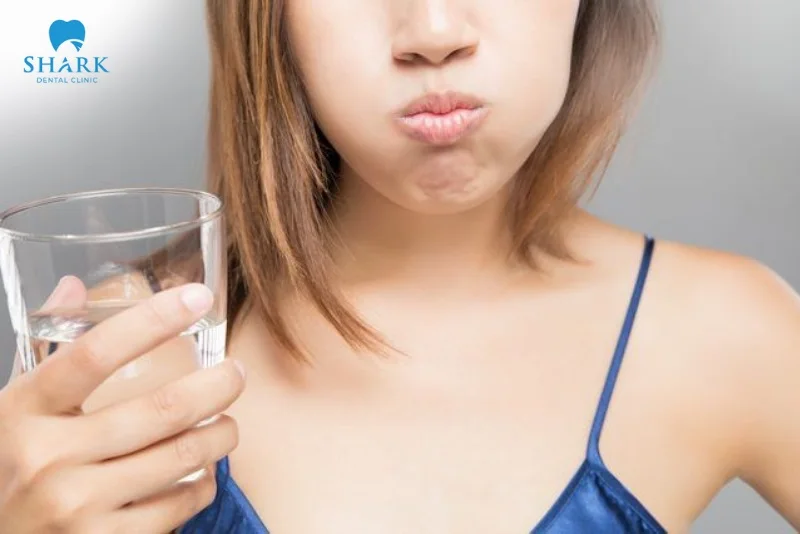 súc miệng bằng nước muối ấm làm giảm sưng viêm