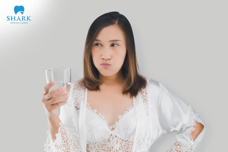 Mọc răng khôn hàm trên: Những vấn đề thường gặp và cách xử lý an toàn 16 súc miệng bằng nước muối ấm để giảm đau răng khôn tại nhà