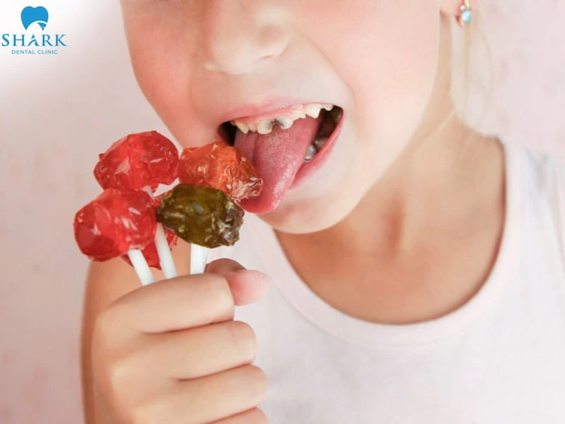 Bé ăn quá nhiều đồ ngọt và không vệ sinh kỹ lưỡng làm sún răng