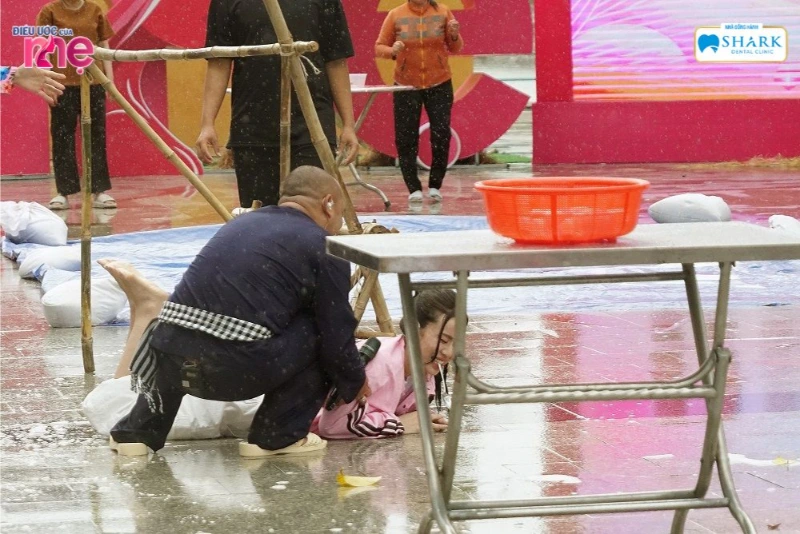 Nha Khoa Shark vinh dự tài trợ 20 triệu đồng hỗ trợ hai gia đình khó khăn trong tập 05 Điều Ước Của Mẹ 30 Vợ Đạt G lăn xả chơi hết mình khi tham gia các vòng chơi