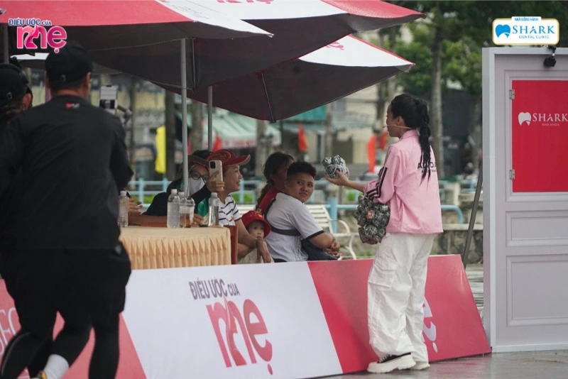 Nha Khoa Shark vinh dự tài trợ 20 triệu đồng hỗ trợ hai gia đình khó khăn trong tập 05 Điều Ước Của Mẹ 31 Cindy Lư rao bán rất tích cực để bán được nhiều nem cho gia đình chị Thoa