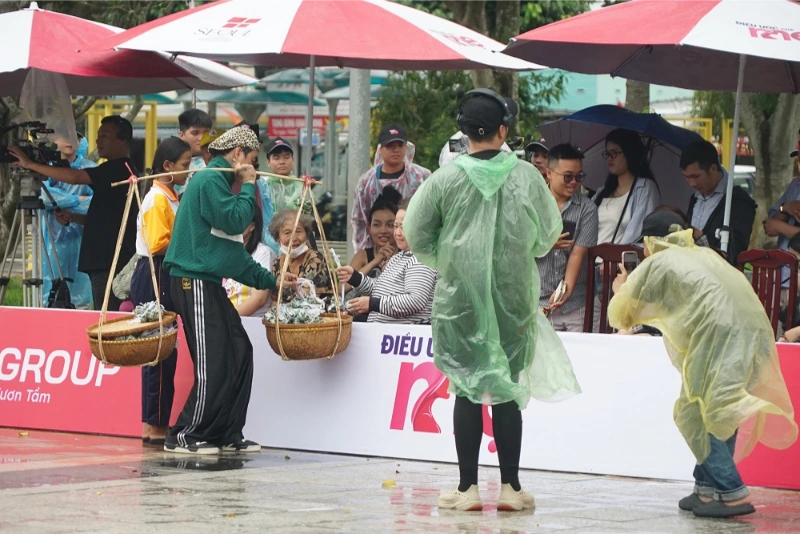 Nha Khoa Shark vinh dự tài trợ 20 triệu đồng hỗ trợ hai gia đình khó khăn trong tập 05 Điều Ước Của Mẹ 32 Ca sĩ Đạt G bán nem nhiệt tình cho khán giả đi xem