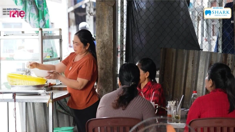 Nha Khoa Shark vinh dự tài trợ 20 triệu đồng hỗ trợ hai gia đình khó khăn trong tập 05 Điều Ước Của Mẹ 25 Chị Nhàn bán hàng mỗi sáng để kiếm tiền nuôi hai đứa trẻ mà không màn máu mủ